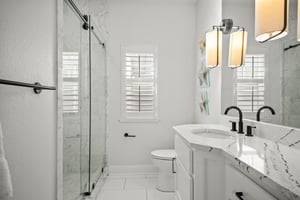 Wide View 1st Floor Front King Bathroom