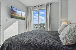 queen bed with balcony access