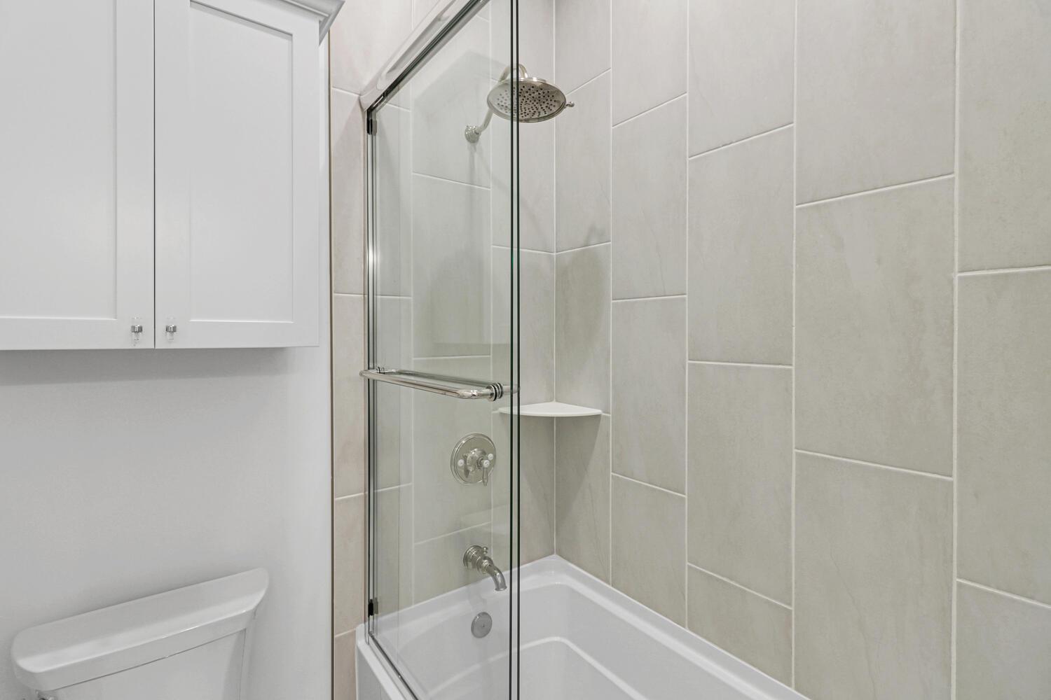 Bunk Room with Double Shower and Lavatory, 1st Floor