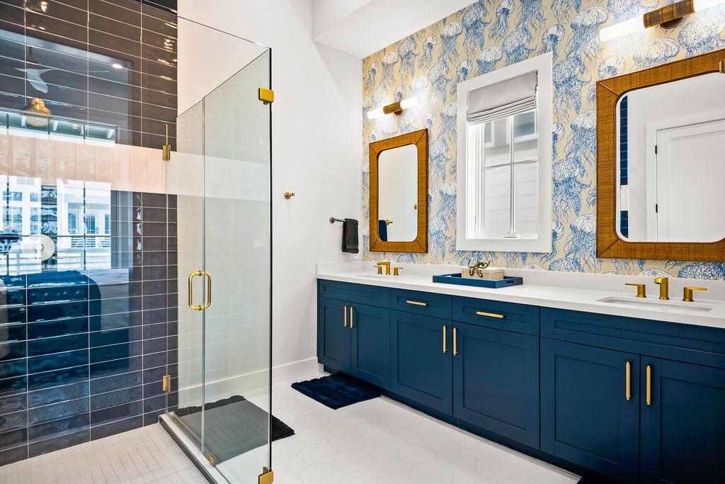 4th King Bathroom, 2nd Floor