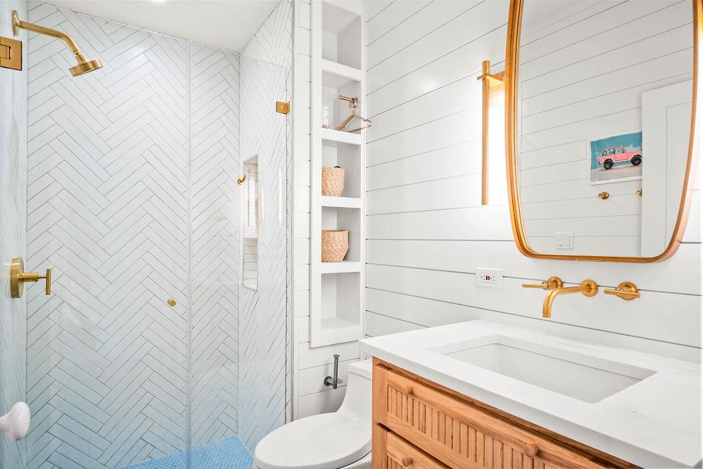 1st King Bathroom, 1st Floor