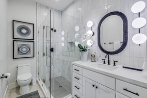 Third King Bathroom, 1st Floor