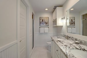 First Floor King Bathroom