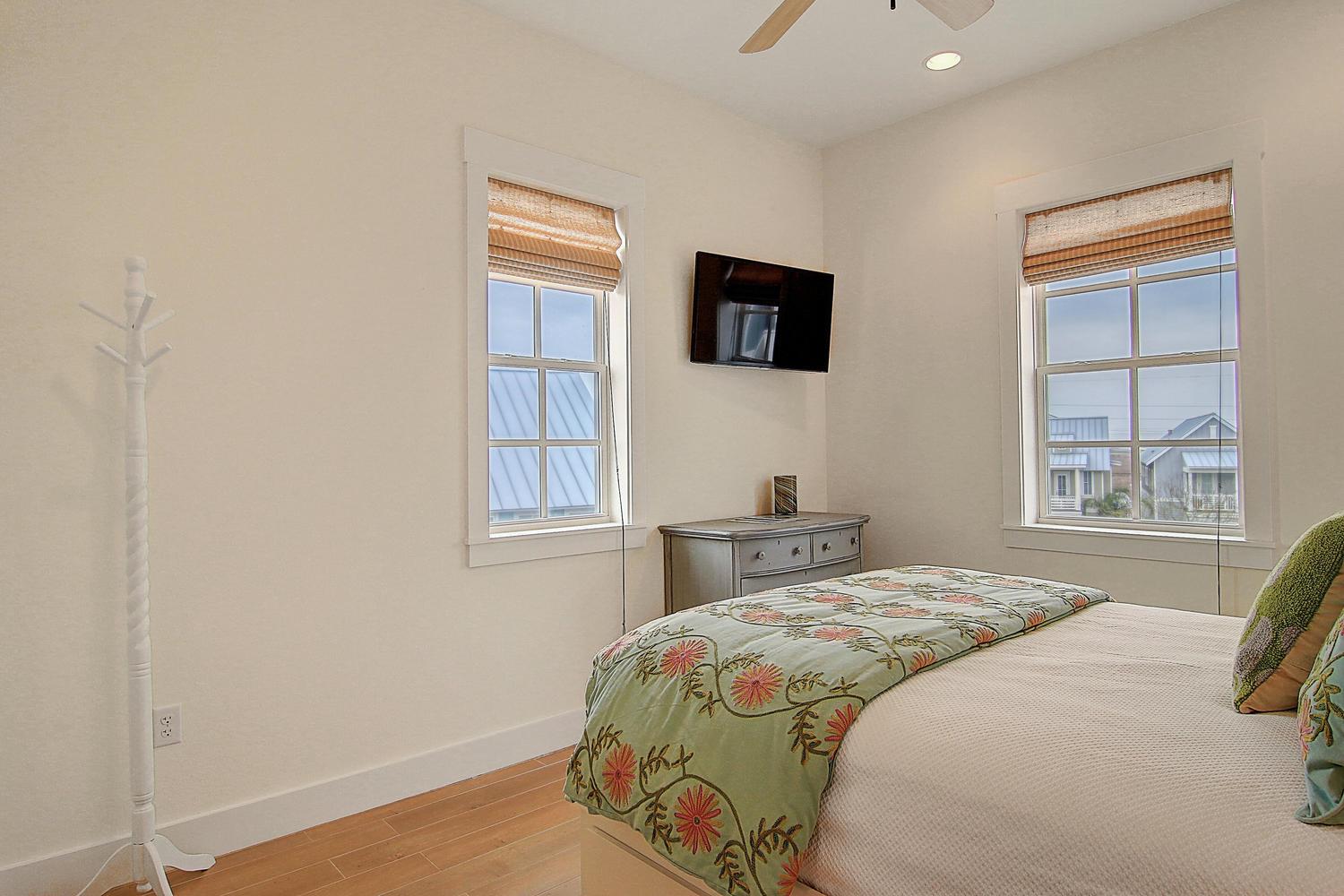 Main Floor, Queen Bedroom