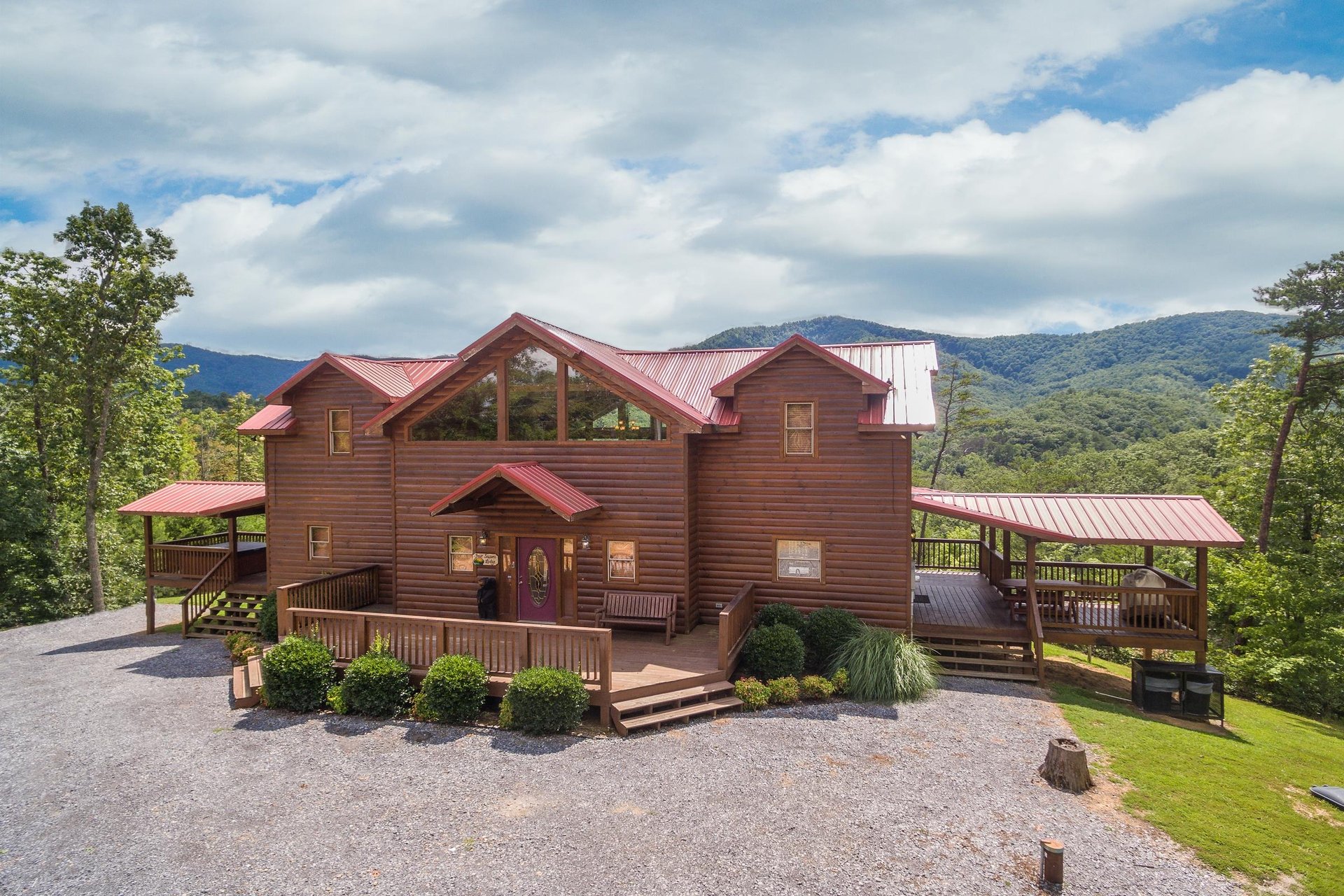 Plenty of flat parking in the gravel driveway at Four Seasons Lodge, a 3bedroom cabin rental located in Pigeon Forge