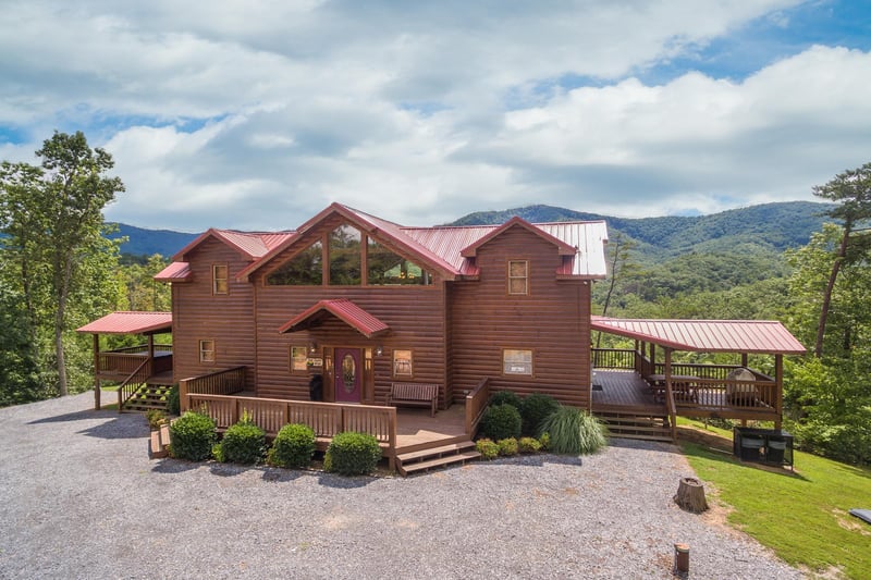 Plenty of flat parking in the gravel driveway at Four Seasons Lodge, a 3bedroom cabin rental located in Pigeon Forge