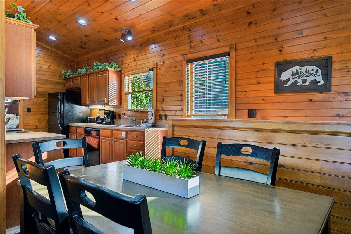 25Dining Area