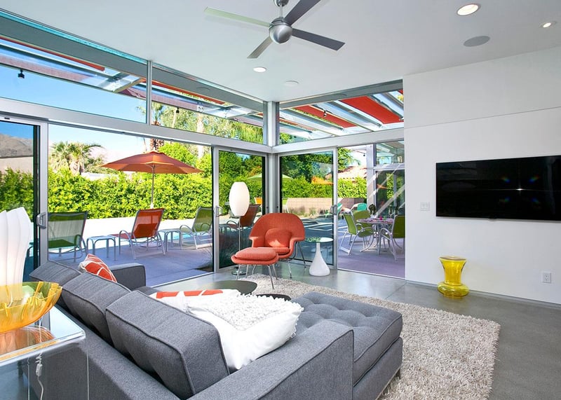 Walls of glass blur the lines between indooroutdoor living