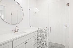 Ensuite Queen Bathroom, 1st Floor