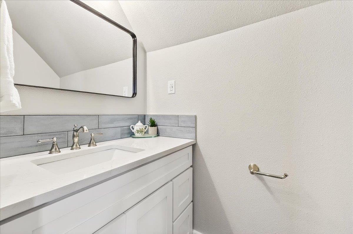 3rd Floor, King Bathroom