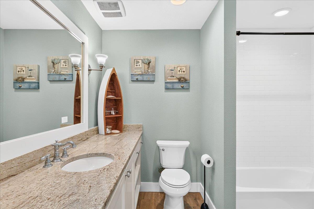 Queen Bathroom, 1st Floor