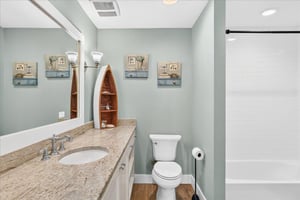 Queen Bathroom, 1st Floor