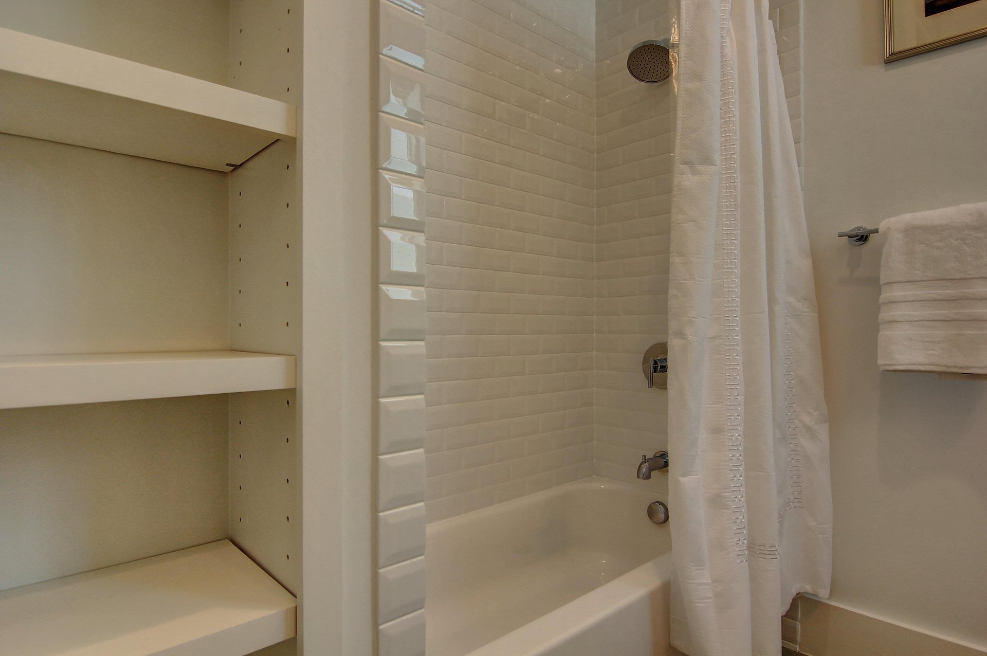 1st Floor, King Bathroom