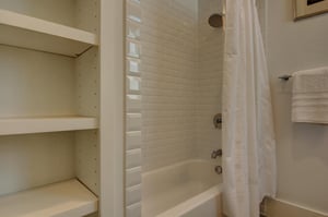 1st Floor, King Bathroom