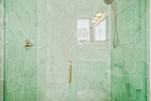 Second King Bathroom, 1st Floor