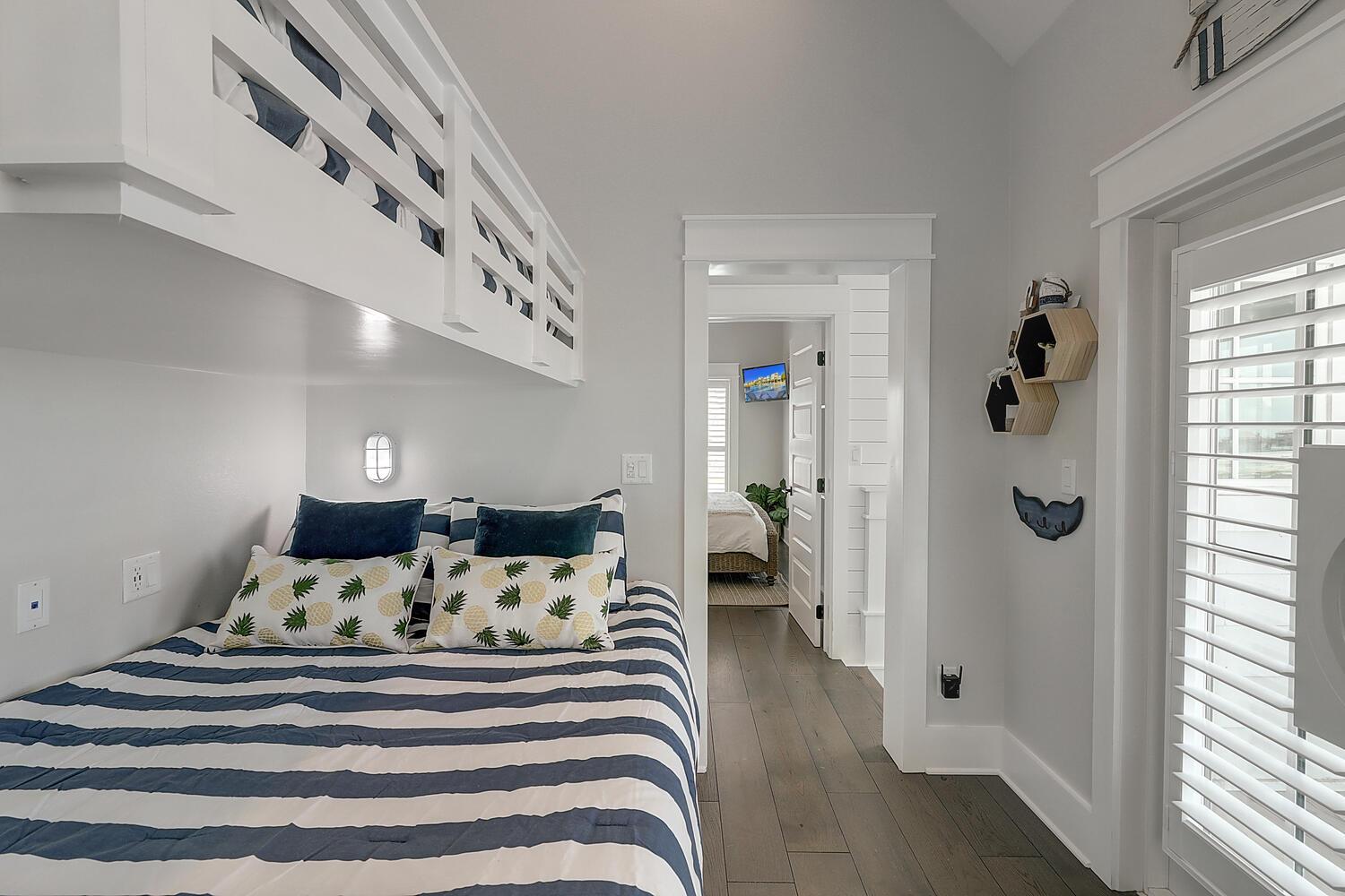 2nd Floor TwinQueen Bunk Room