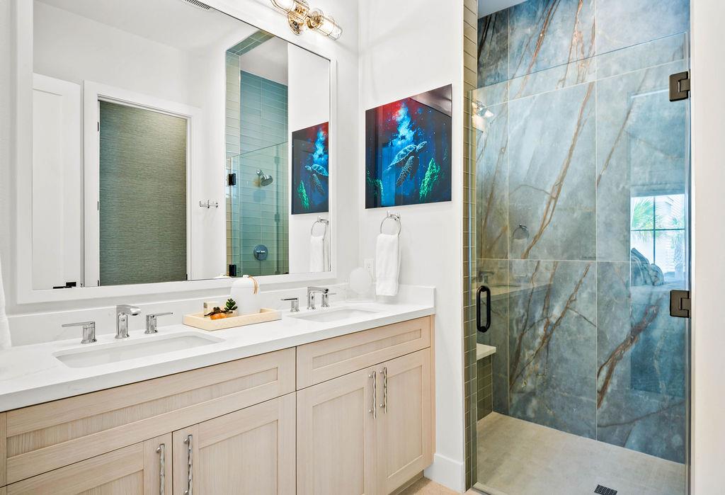 2nd King Bathroom, 1st Floor