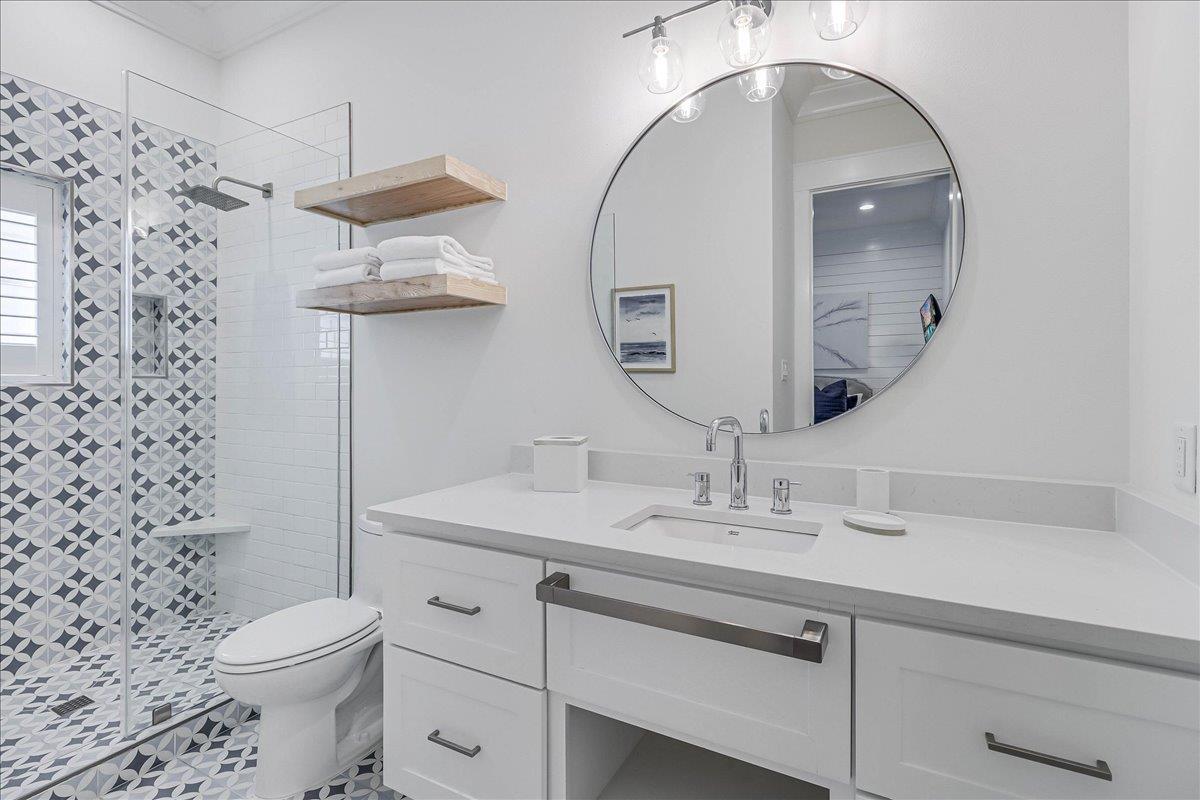 1st Floor, Second King Bathroom