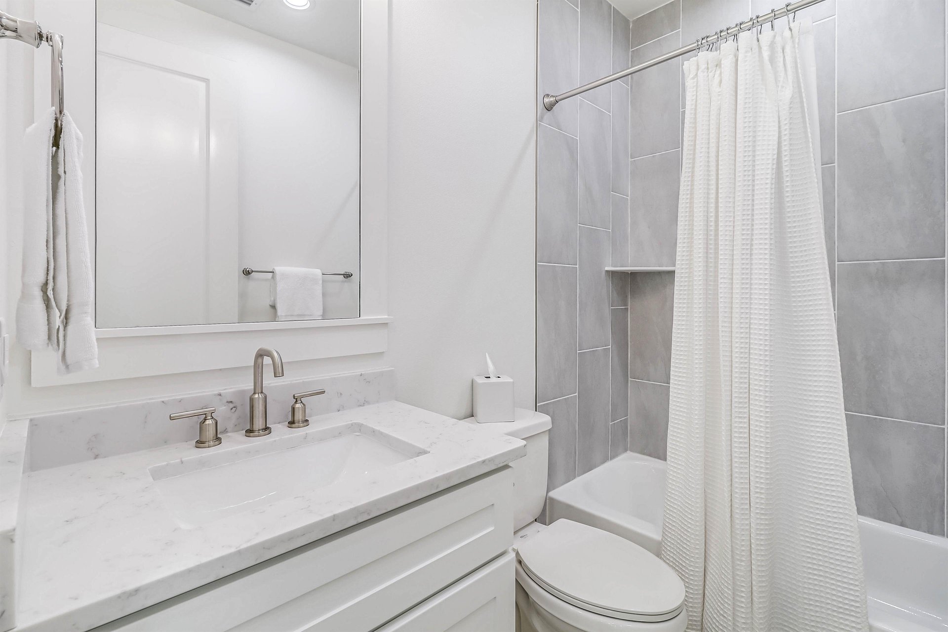 Twin Bathroom, 1st Floor