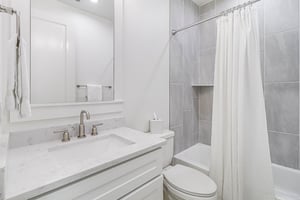 Twin Bathroom, 1st Floor