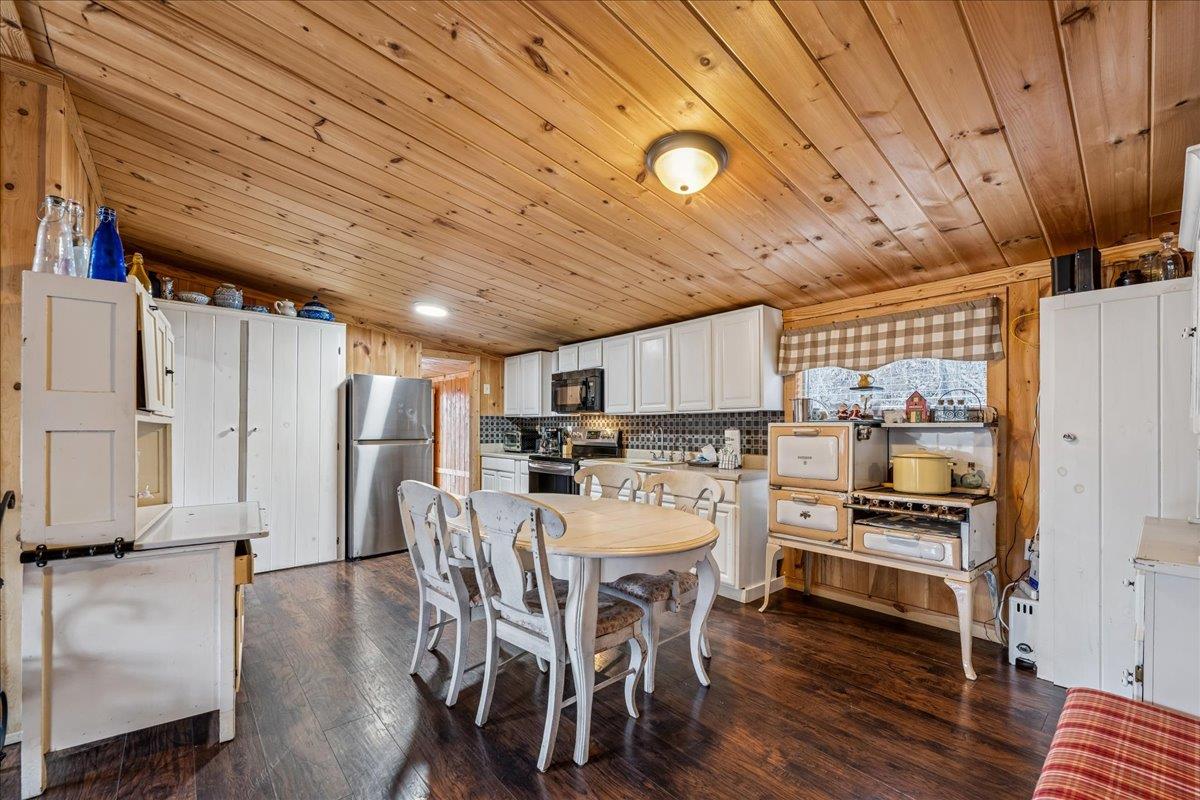 25Dining Room