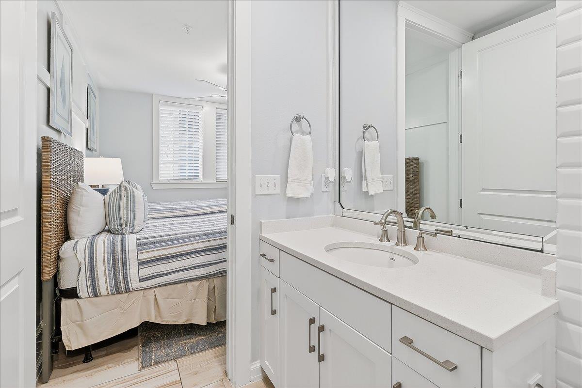 Twin Bathroom, 1st Floor