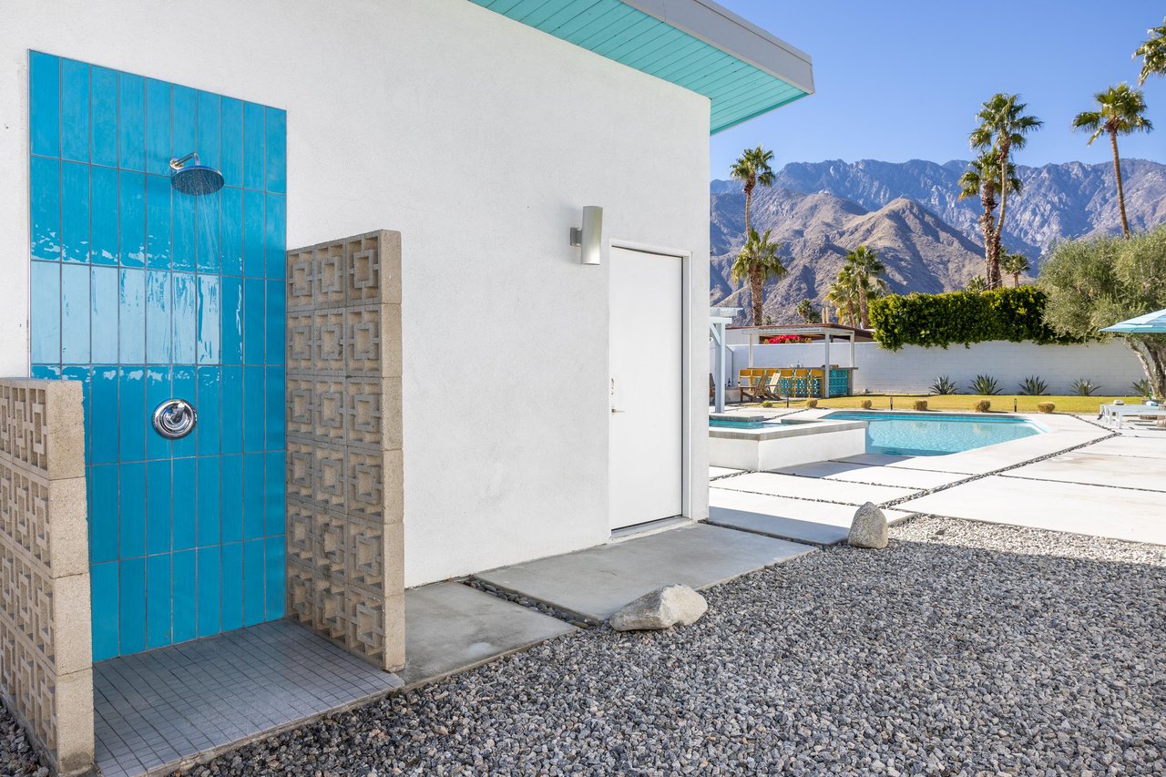 View of the sideyard