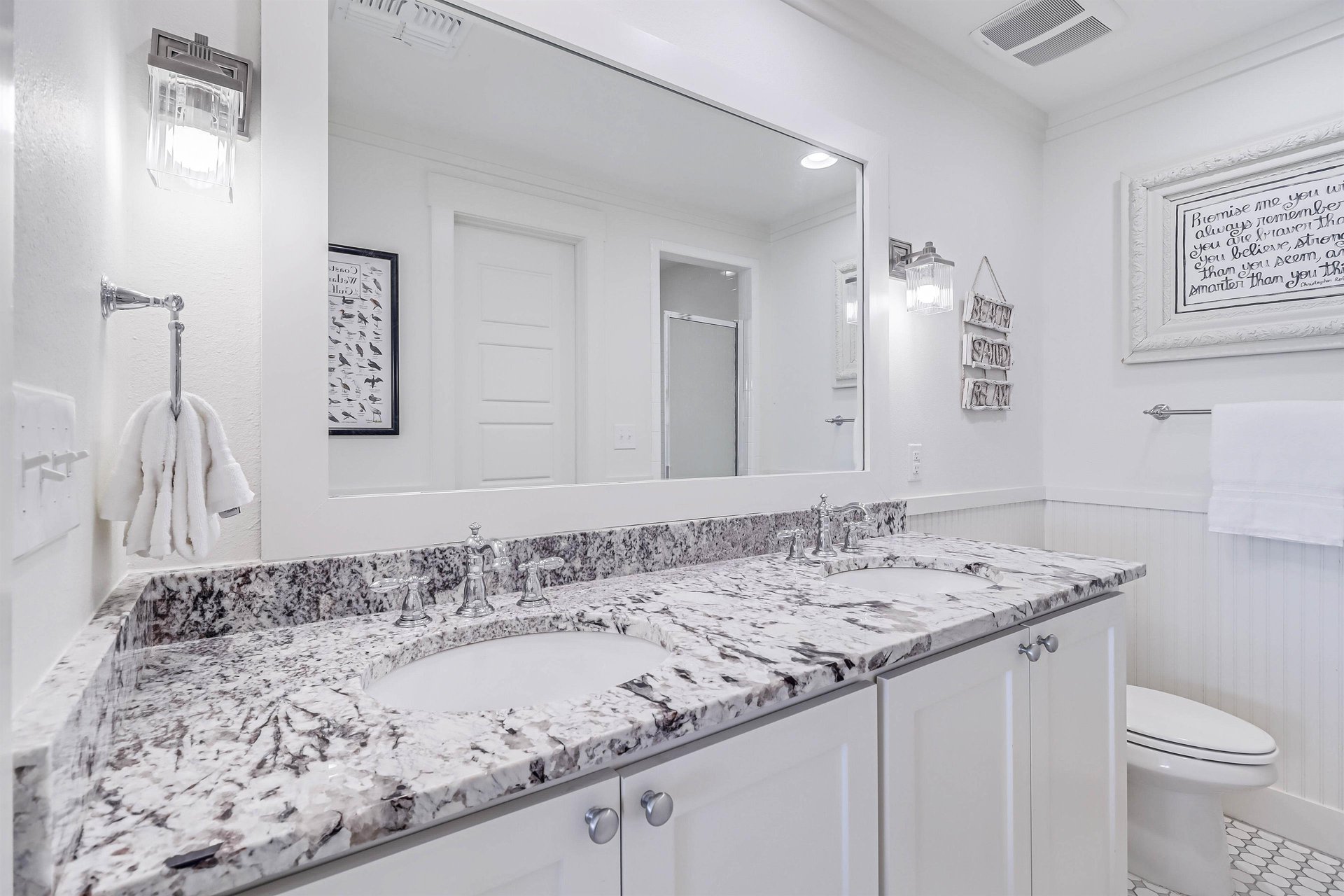 Back King Bathroom, 1st Floor