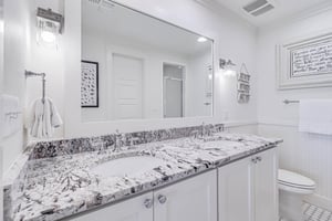 Back King Bathroom, 1st Floor