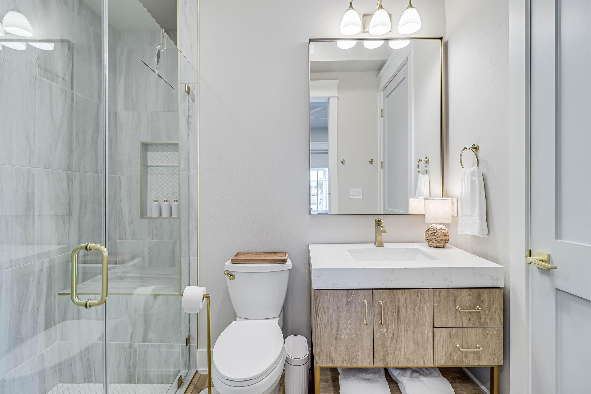 Fifth King Bathroom, 1st Floor