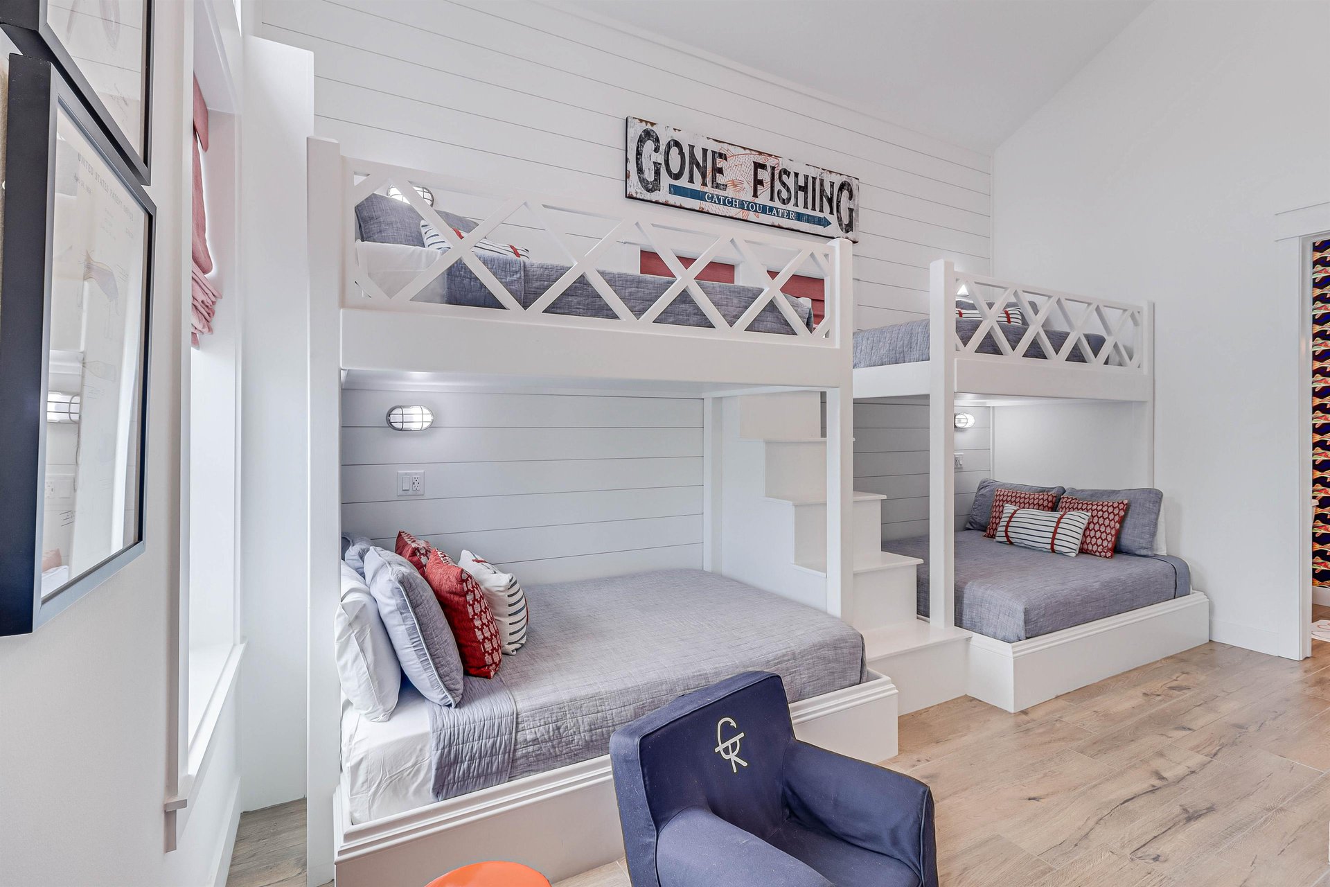 2nd Floor 2 Twin2 Full Bunk Room overlooking Neighborly Square