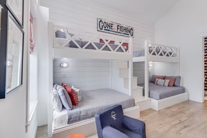 2nd Floor 2 Twin2 Full Bunk Room overlooking Neighborly Square