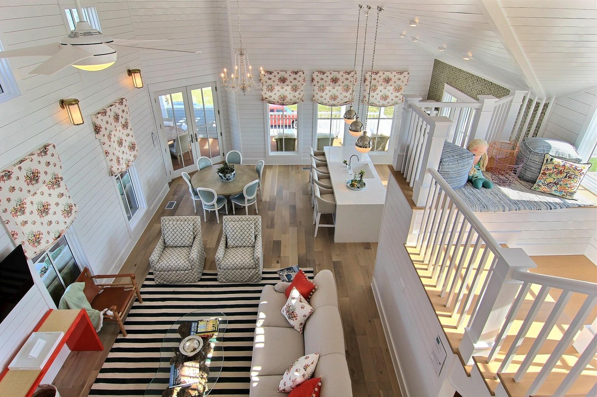 2nd Floor, Living