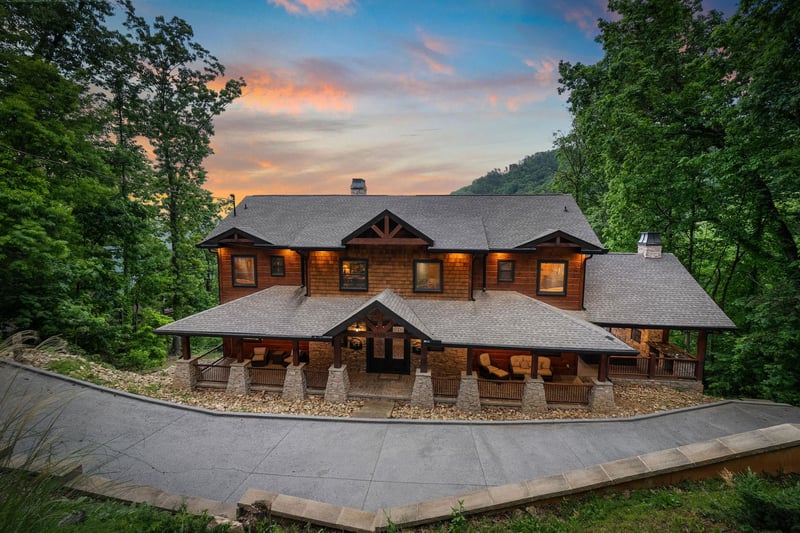 Front of Black Bears  Biscuits Lodge