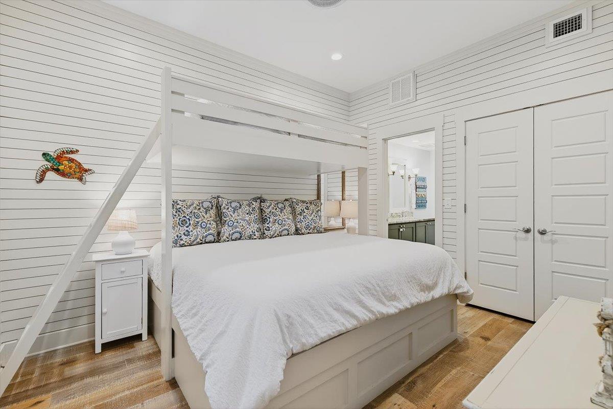 Bunk Bedroom, Twin over King