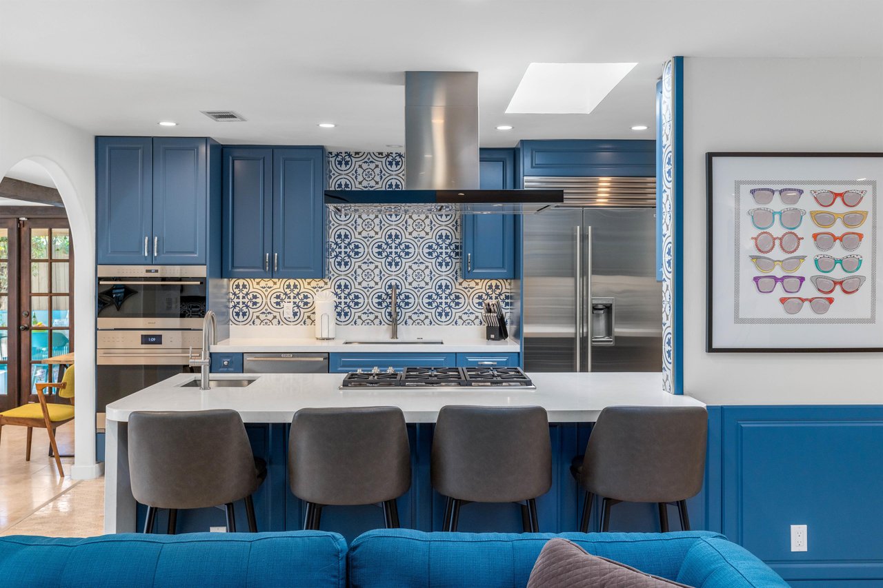 Island with breakfast bar for four