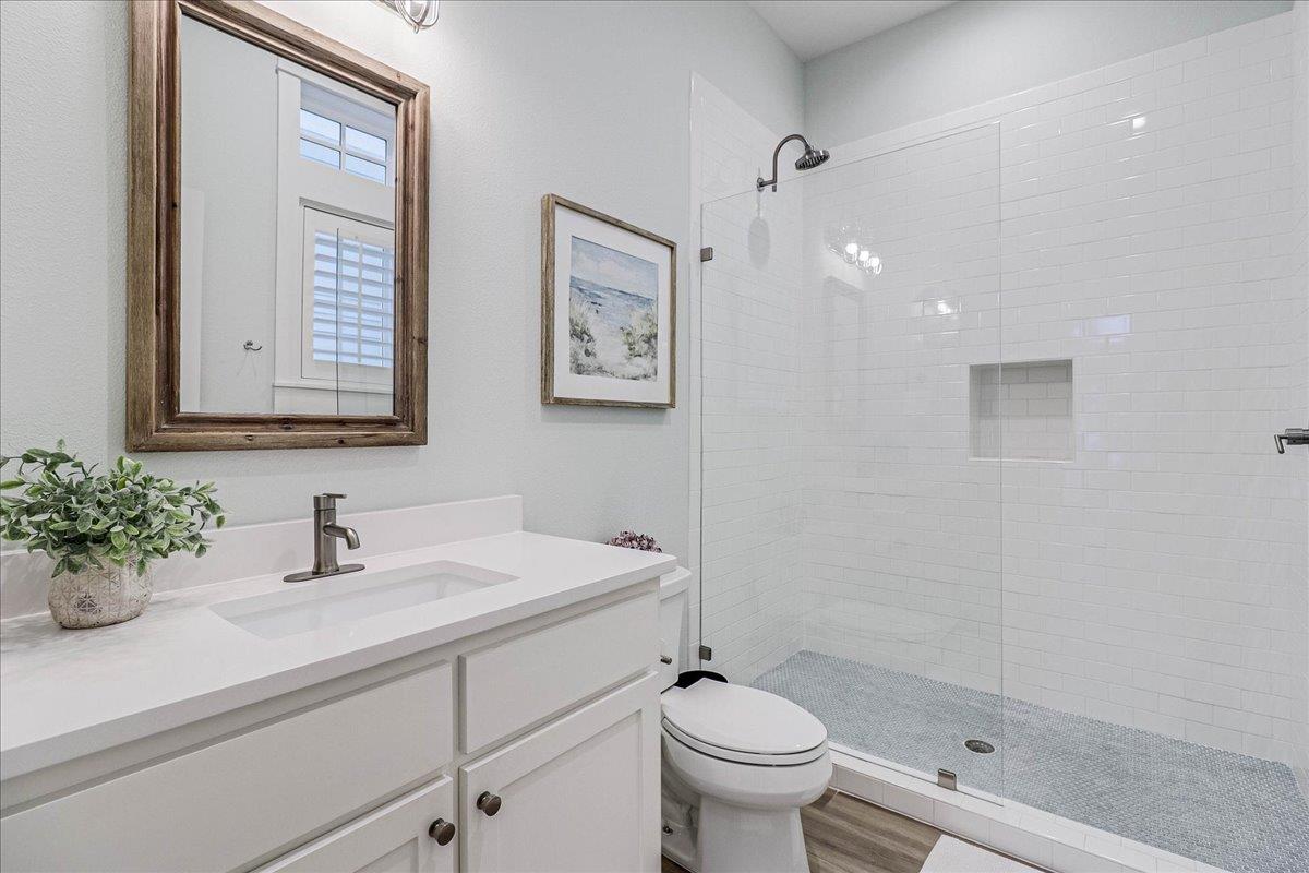 Front King Bathroom, 1st Floor