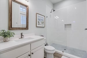 Front King Bathroom, 1st Floor