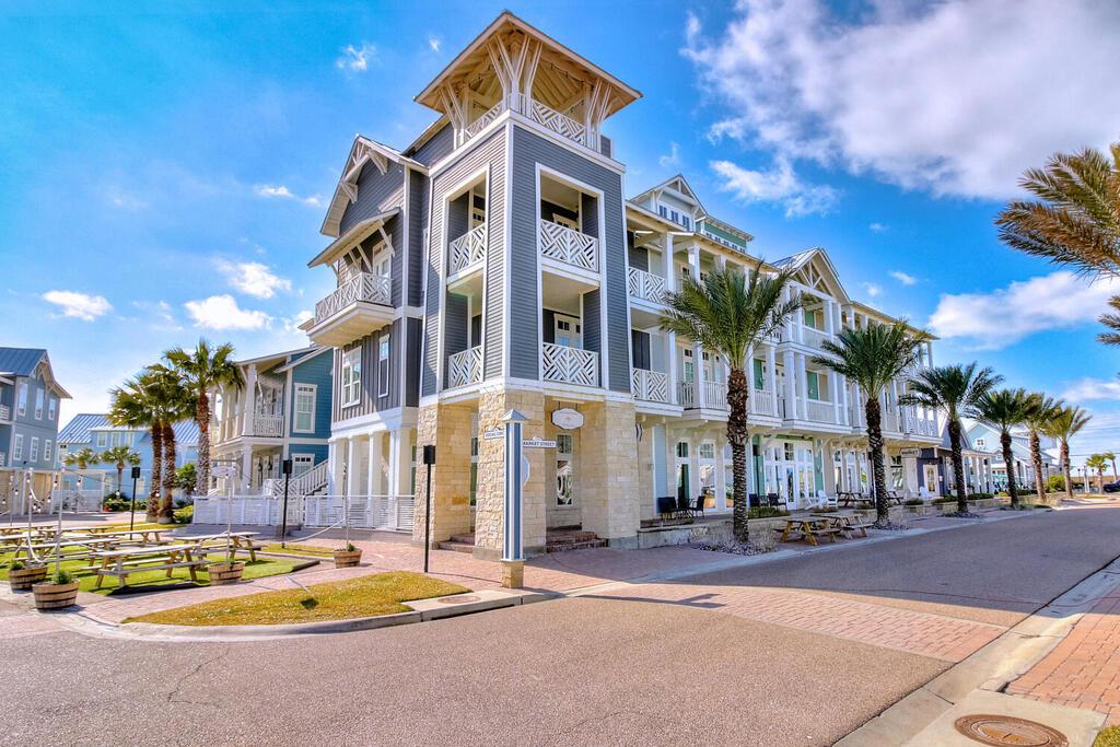 Five Town Center Shoppes and Pizzeria