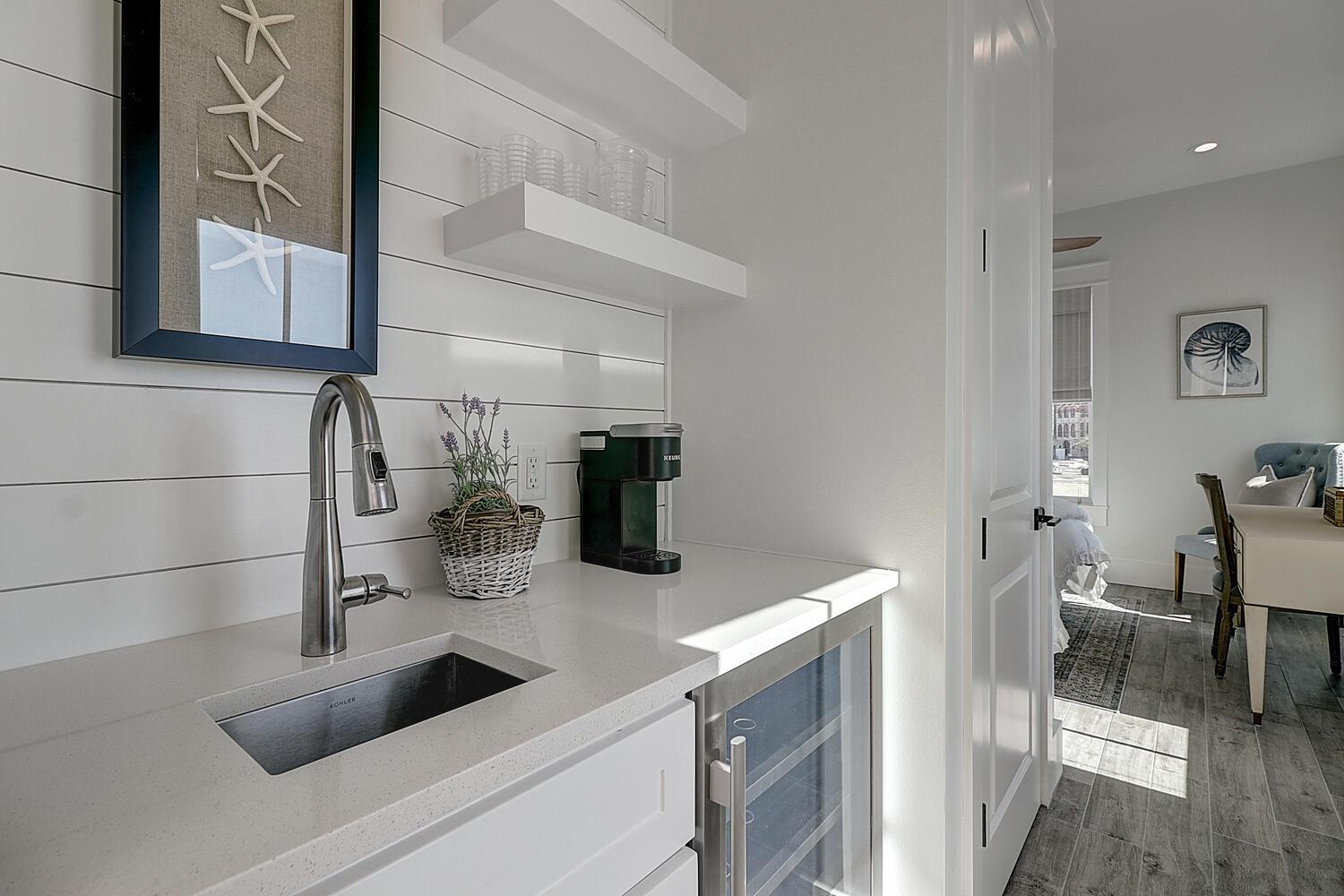 2nd Floor Wet Bar in Detached Queen Suite