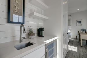 2nd Floor Wet Bar in Detached Queen Suite