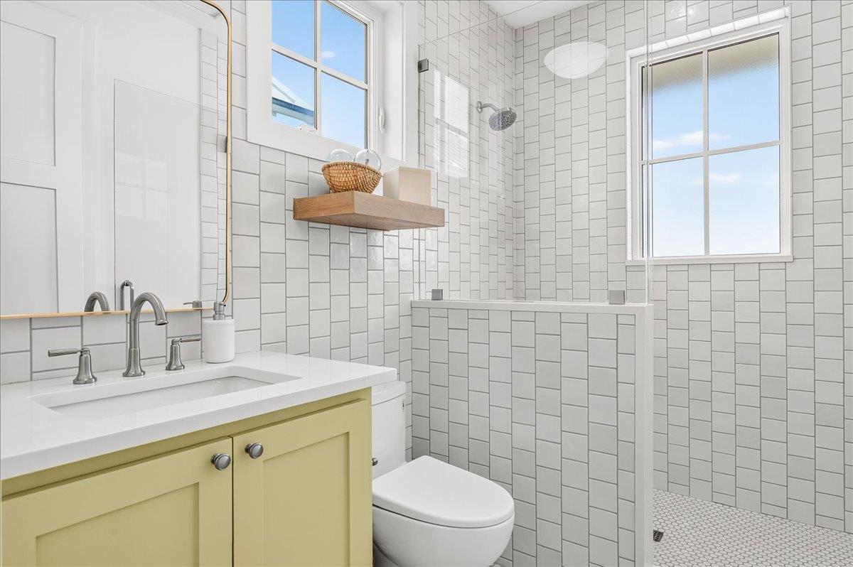Shared Bathroom, 2nd Floor