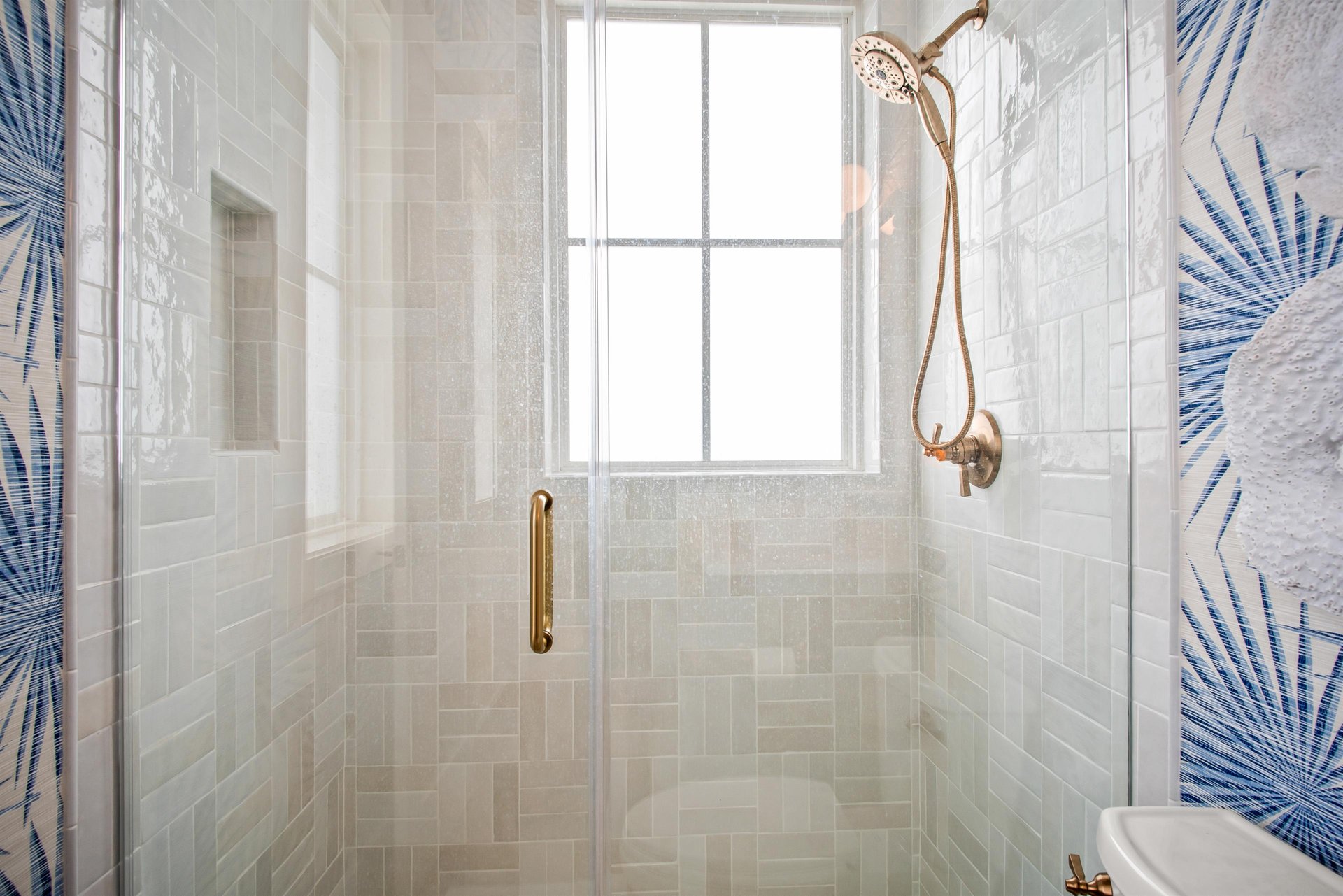 2nd Floor, Queen Bathroom