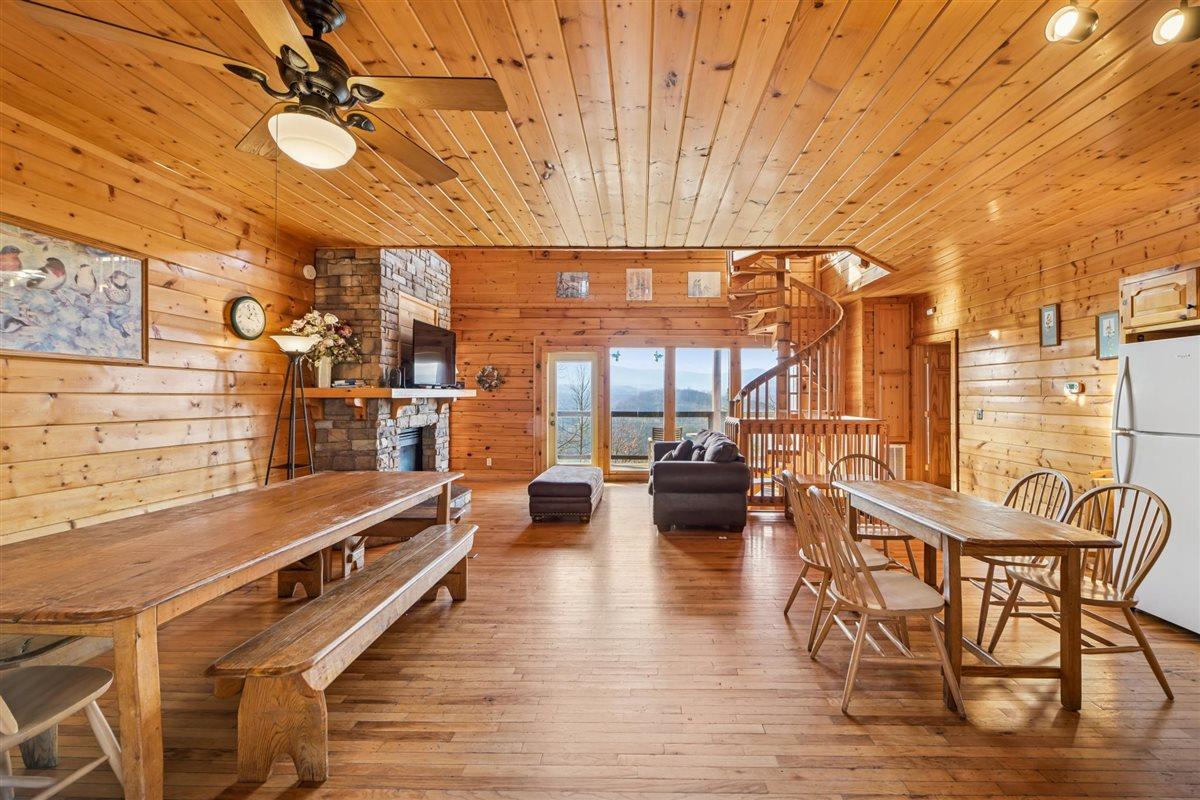 012Dining Area