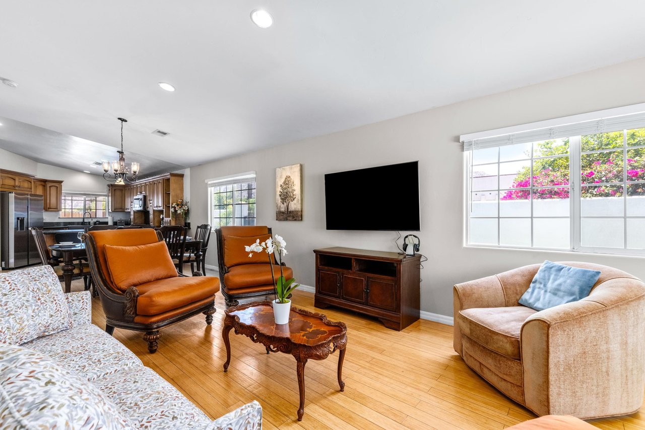 Flatscreen TV, fireplace, ample seating, and openconcept living.