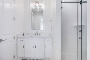 Ensuite King Bathroom, 1st Floor