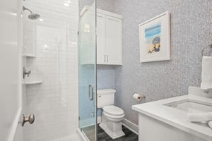 First King Bathroom, 1st Floor
