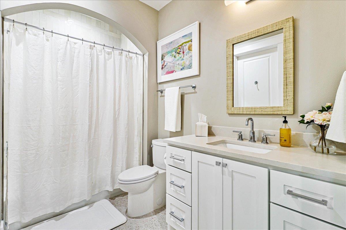 Shared Bathroom, 1st Floor