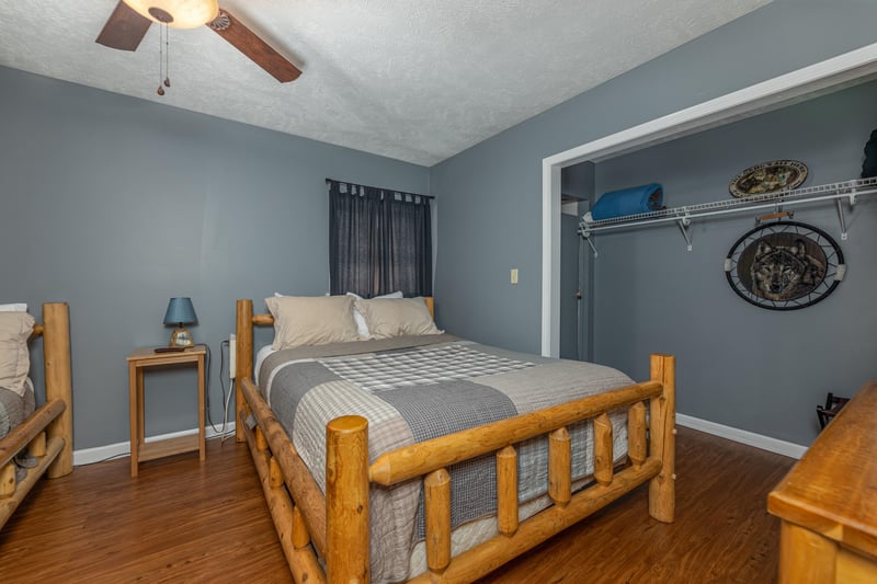Queen bed beside closet