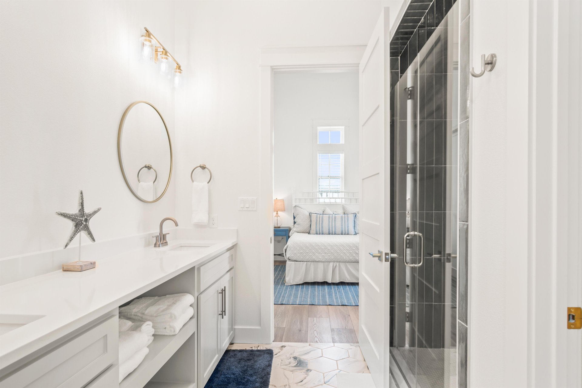 Queen Bathroom, 2nd Floor